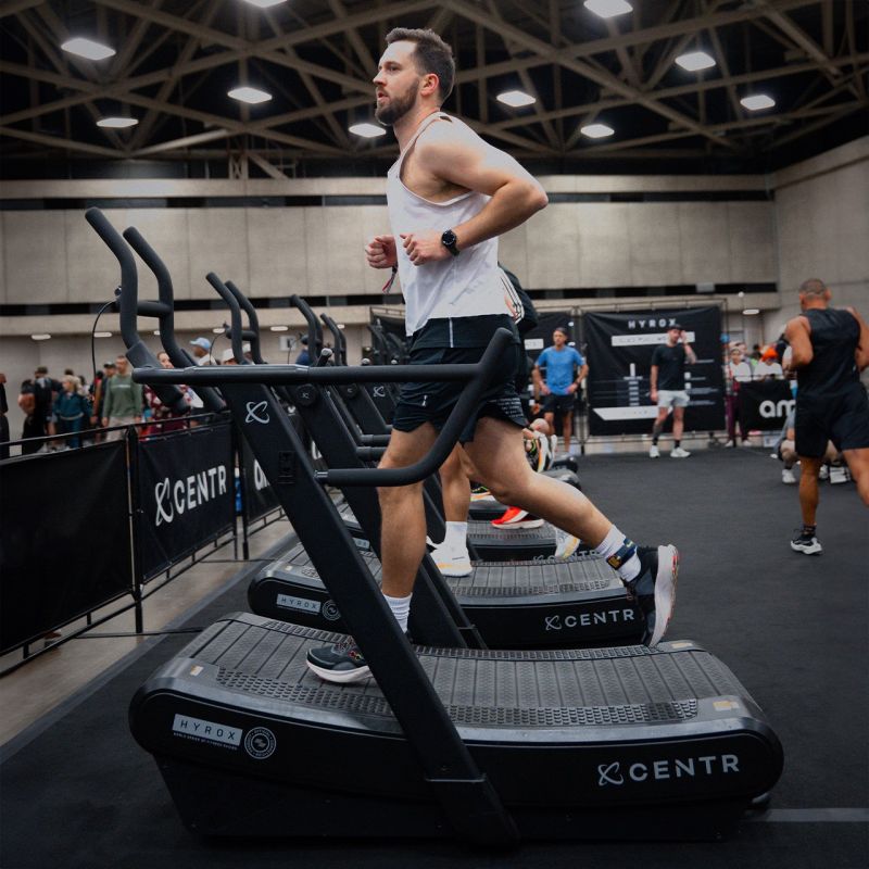 Mann läuft auf Hyrox Perform Tread Laufband