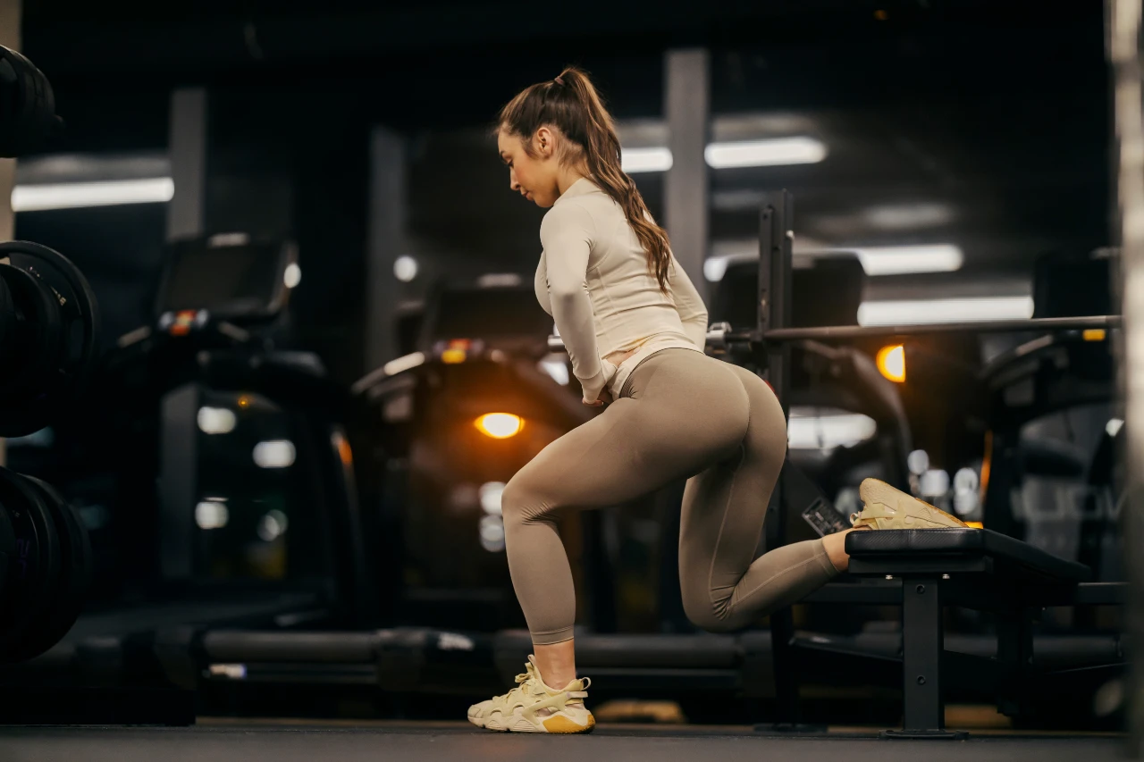 Bulgarian Split Squats trainiert viele Muskelgruppen gleichzeitig – vom Beinbeuger bis Gluteus Maximus. Frau trainiert Po und Beine mit Bulgarian Split Squats