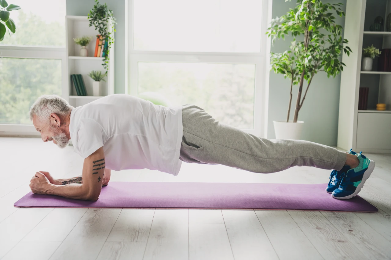 Fit im Alter mit Planks, Muskelaufbau mit 60