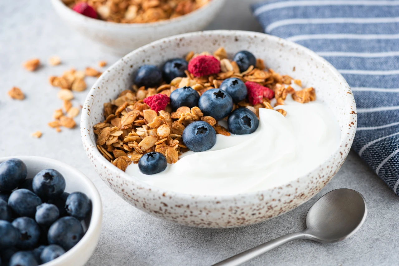 Joghurt mit Granola und Beeren, ein Frühstück für starke Knochen