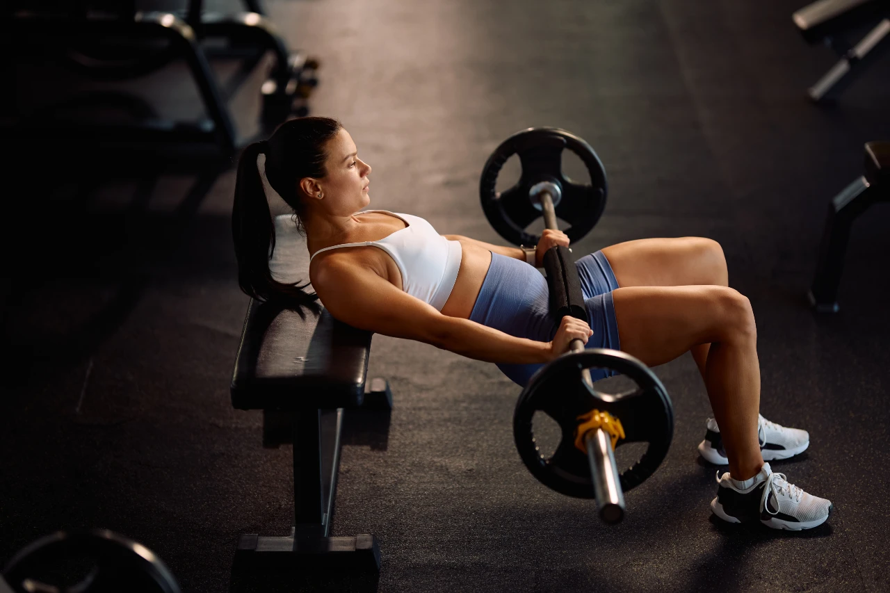 Technique du hip thrust et exécution correcte avec une barre