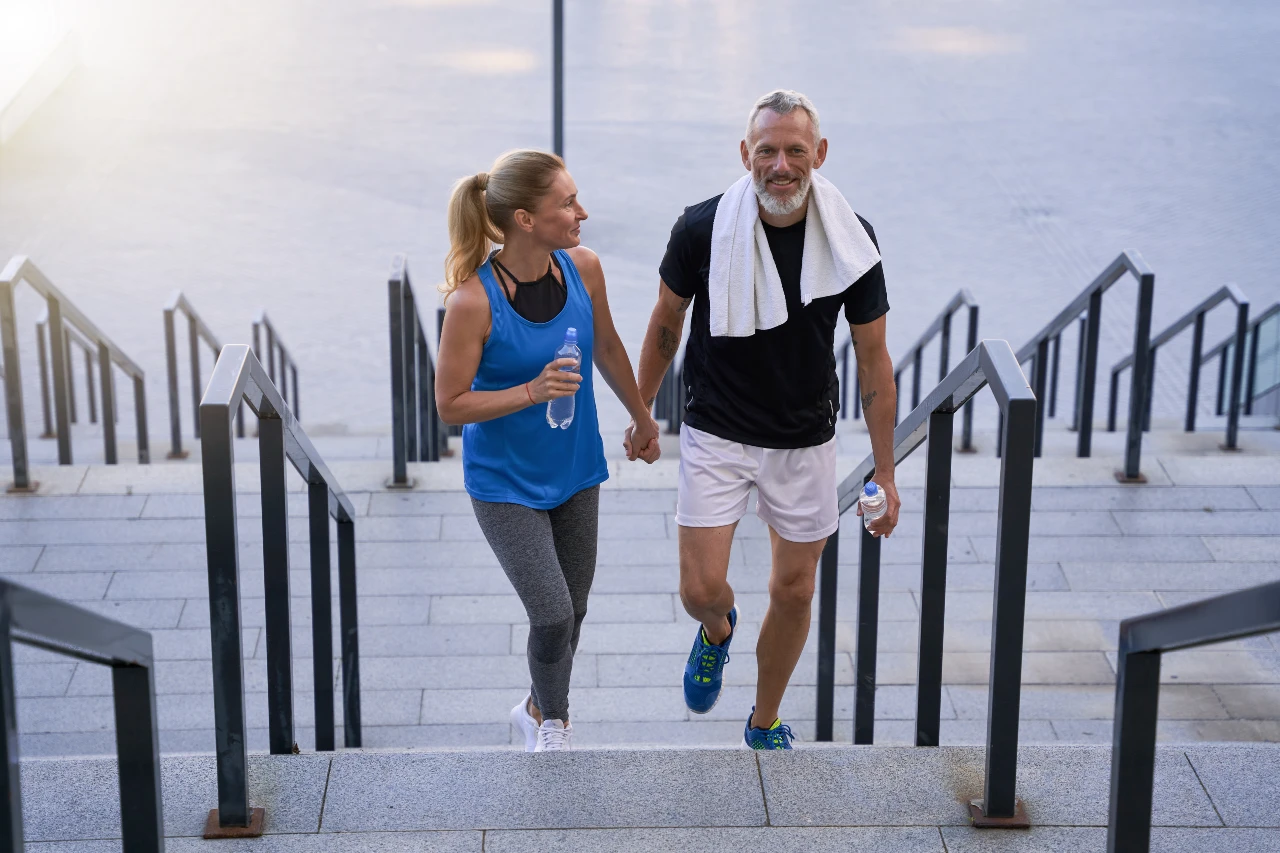 Treppensteigen? Kein Problem. Im Alter mit Krafttraining agil und fit bleiben. Im Alter mit Krafttraining agil und fit bleiben