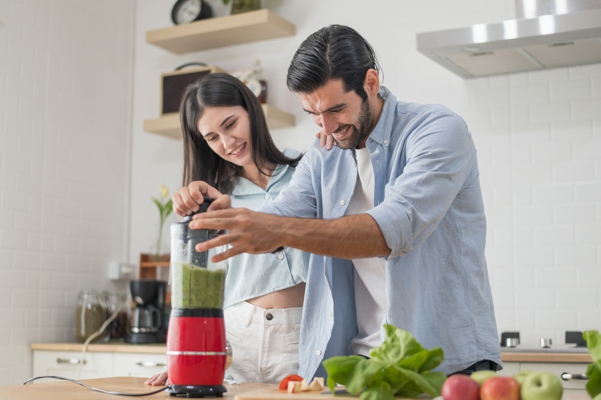 Paar-macht-gesunden-Smoothie