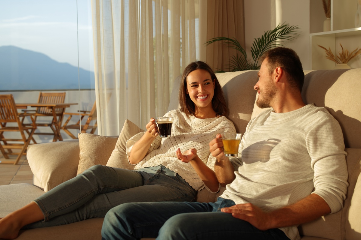Es ist keine leere Floskel: Der Körper braucht Regeneration. Wer sie ignoriert, schadet sich selbst. Junges-Paar-Relaxen-Couch