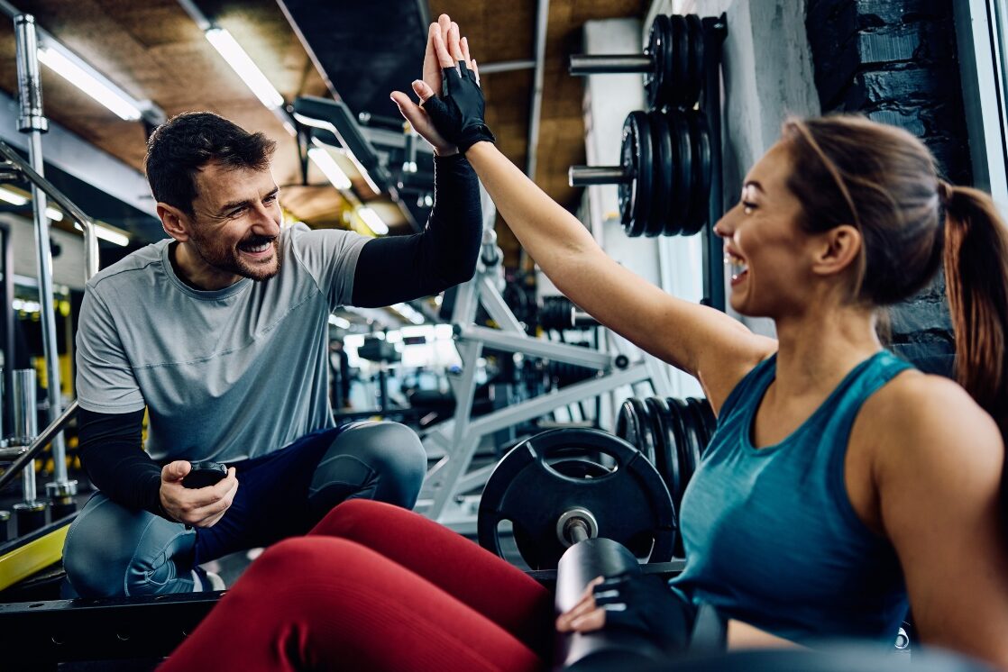 Freude beim Sport ist wichtig für die Langzeitmotivation Mann-und-Frau-Gewichtetraining - Hypertrophie-Training