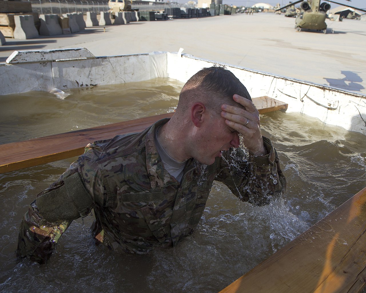 Eisbäder werden als Teil der militärischen Ausbildung eingesetzt, hier bei der US Armee 1280px-TF_Knighthawk_gets_dirty_in_'Mustang_Mudder'_competition_130505-A-XX166-484