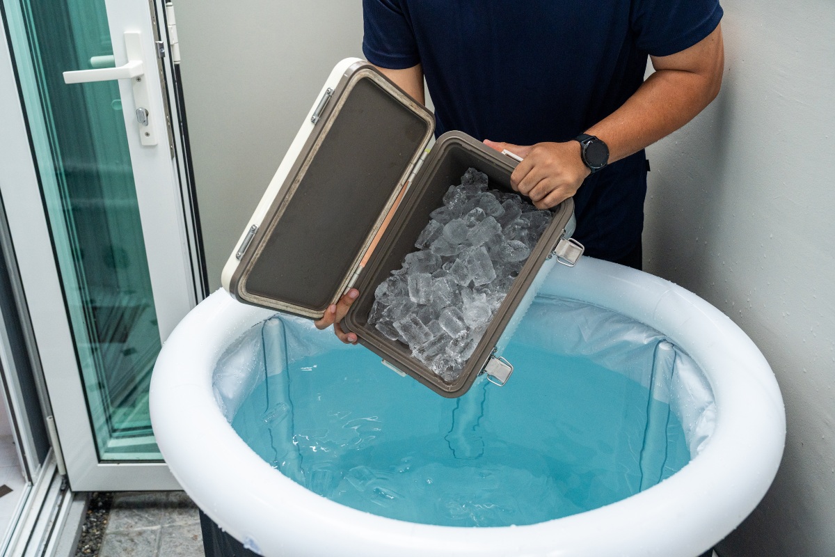 Erfahrene Eisbader baden auch bei Wassertemperaturen knapp über dem Gefrierpunkt Eistonne-mit-Eis-auffuellen