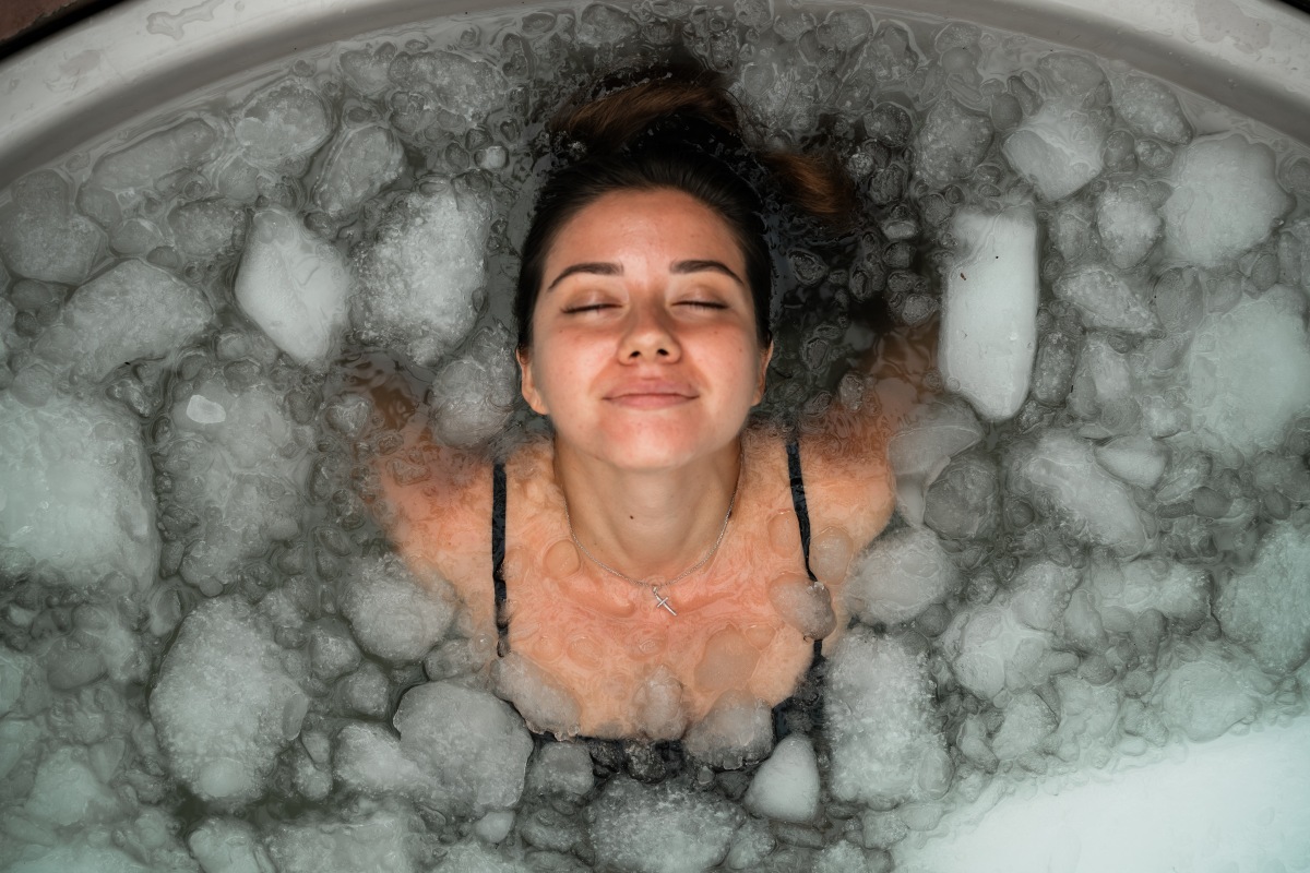 Viele Top-Sportler, wie beispielsweise Christiano Ronaldo, schwören auf die Wirkung des Eisbadens nach dem Sport Frau-Eisbad